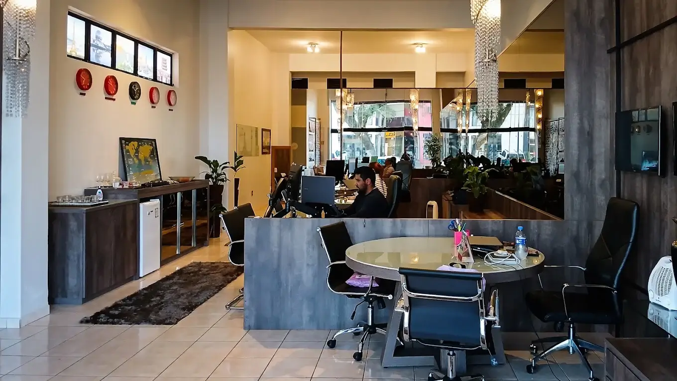 Ambiente interno da agência de viagens SWS no Paraná